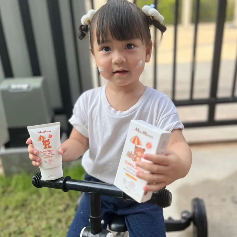 _0000_kid with mamoon sunscreen-6