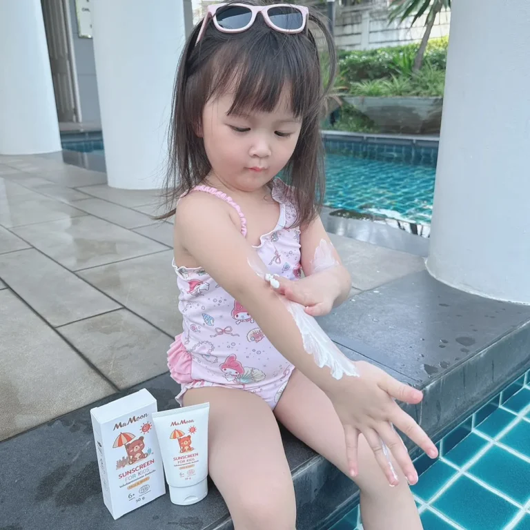 _0001_kid with mamoon sunscreen-4