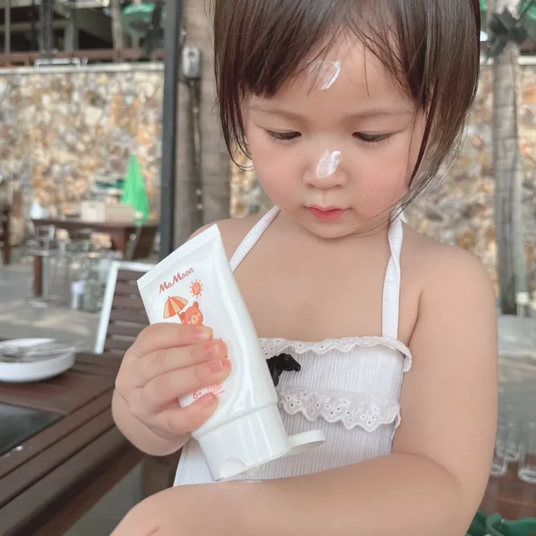_0002_kid with mamoon sunscreen-2