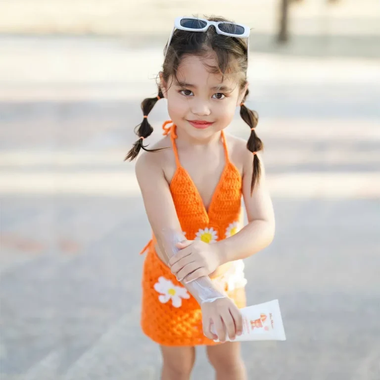 _0003_kid-with-mamoon-sunscreen-2